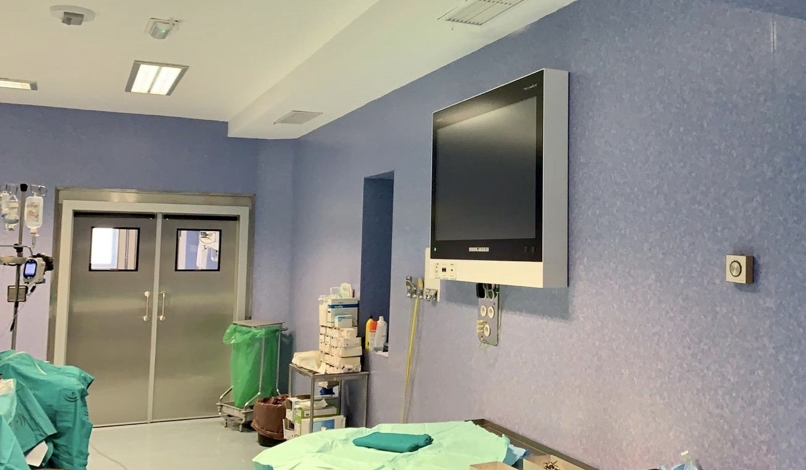 En concreto se han sustituido veintisiete puertas de nueve quirófanos de las áreas quirúrgicas de las plantas 1 y 2.