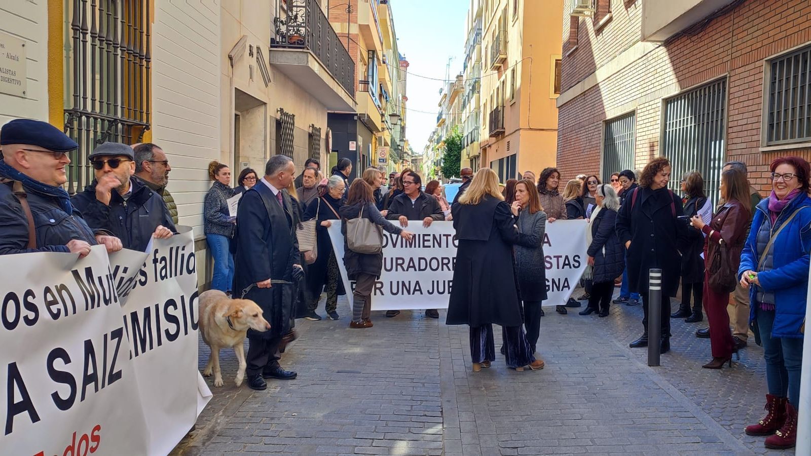La concentración se ha celebrado este viernes ante la sede del PSOE en la calle San Vicente.