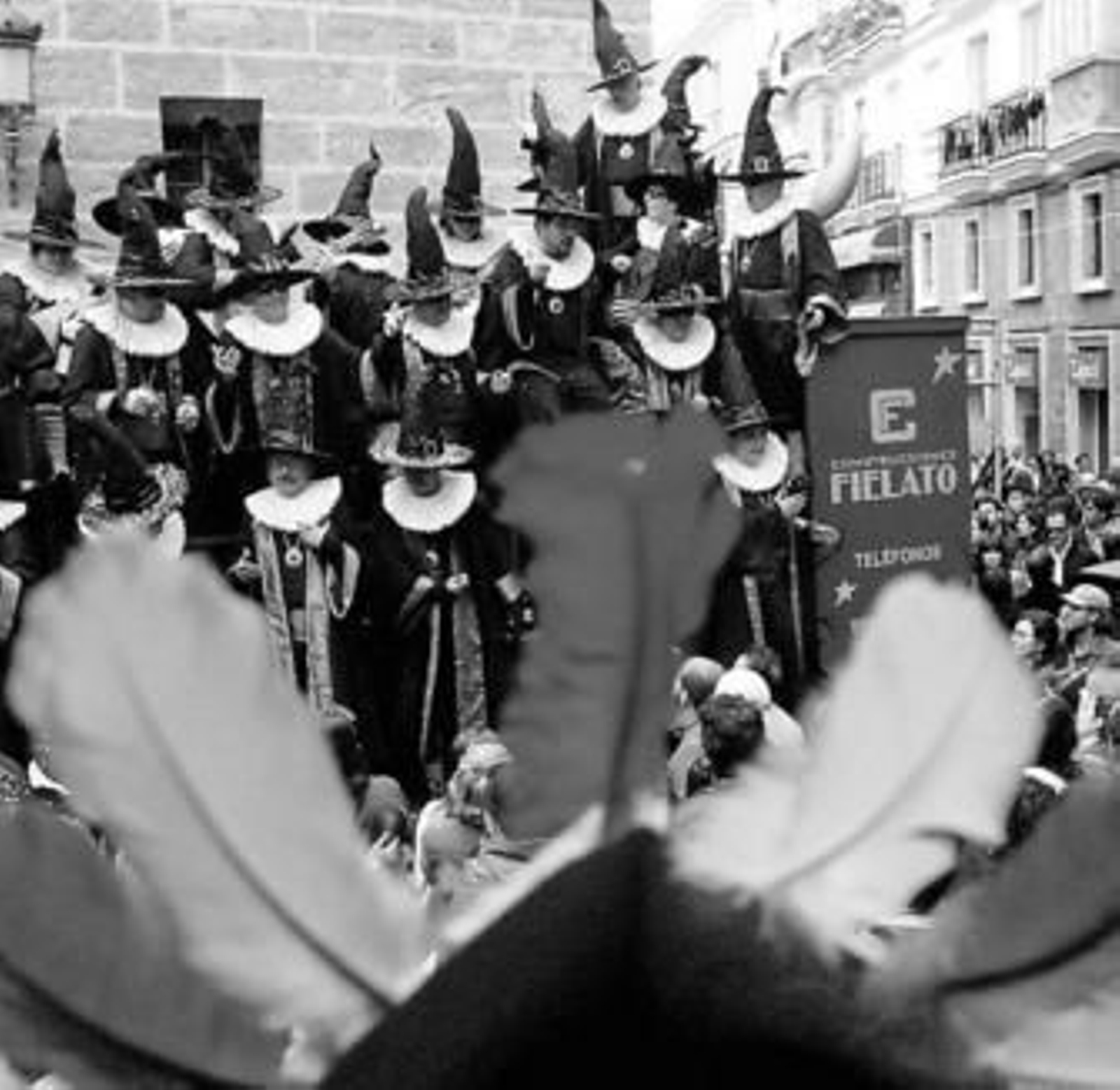 Un coro canta, subido en la batea, en el tradicional carrusel del Carnaval gaditano.