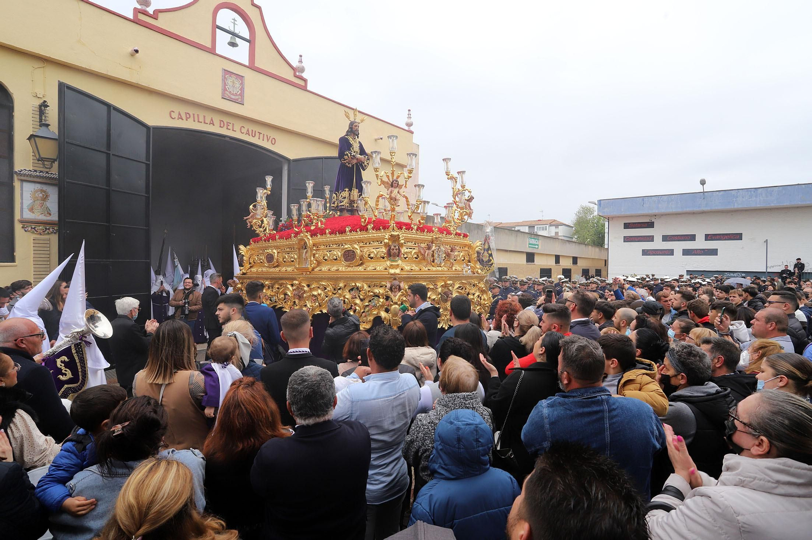 Imágenes de la procesión del Cautivo  bajo la lluvia en Huelva