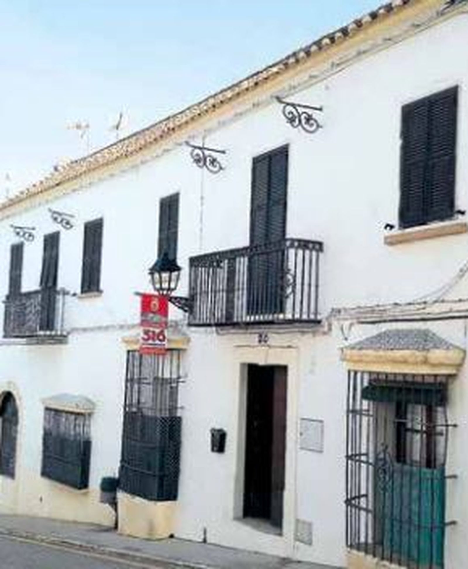 El número 20 de la calle San Felipe de San  Roque, vivienda del comerciante genovés Manuel  Gámbaro Buesa. A partir de 1876, se unieron las casas  20 y 22, creándose en el lugar el Casino del Recreo,  que estaría funcionado hasta el año de 1960.