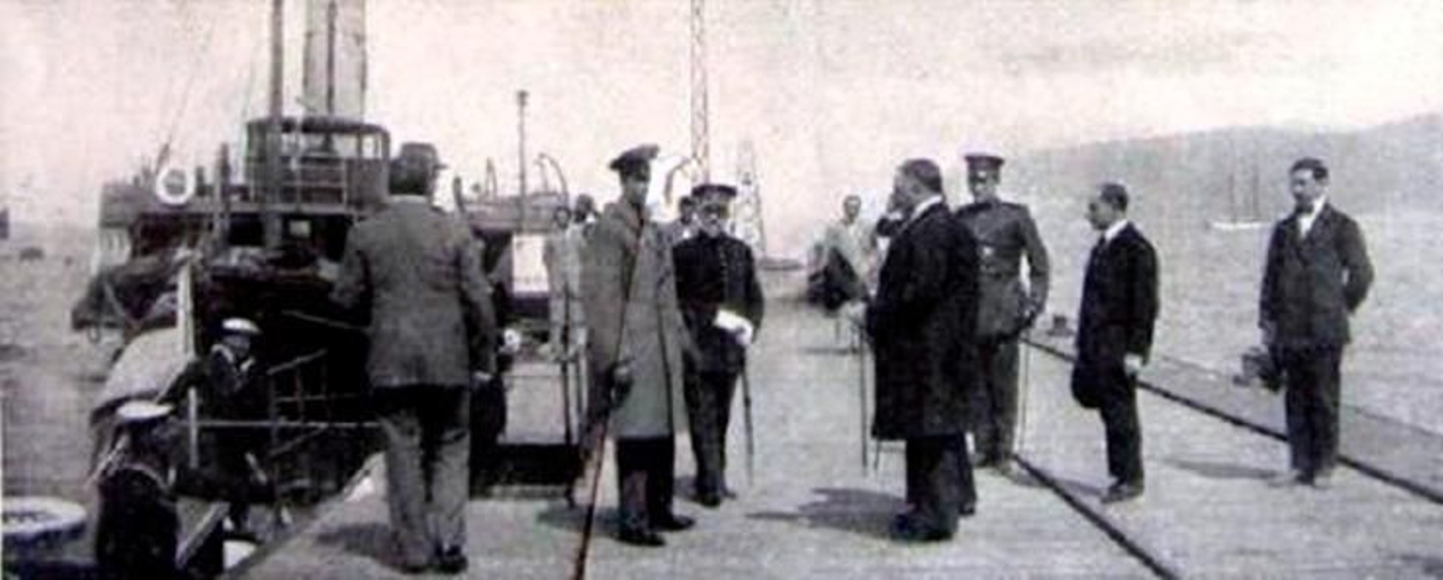 El príncipe Enrique de Battenberg en el muelle de Madera al que había llegado desde el puerto de Gibraltar en torno al año 1894.