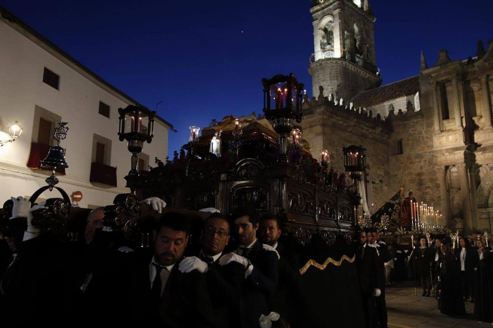 Viernes Santo en Hinojosa: Silencio ante el santo Sepulcro