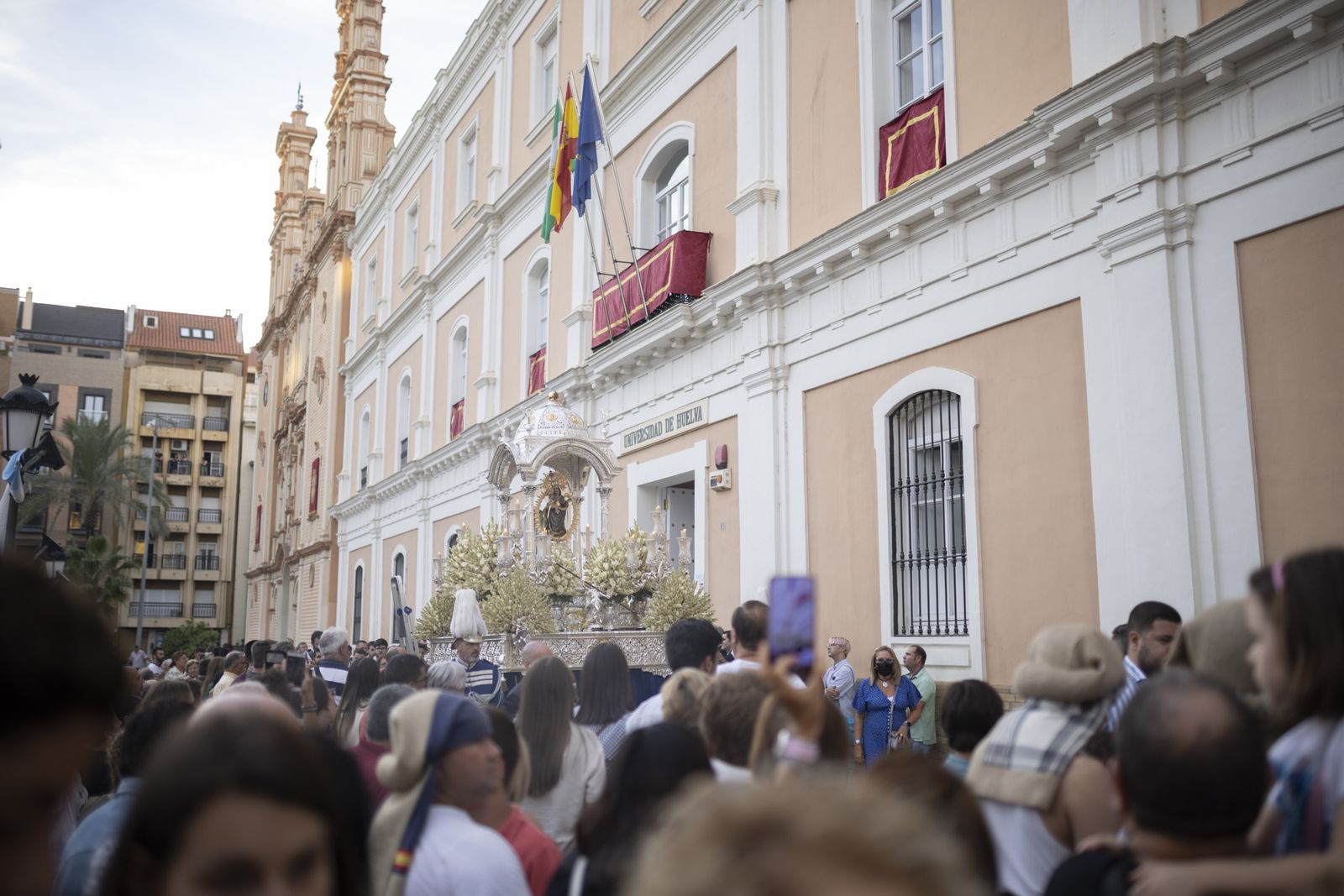 Imágenes de la procesión de la Virgen de la Cinta por el centro de la ciudad