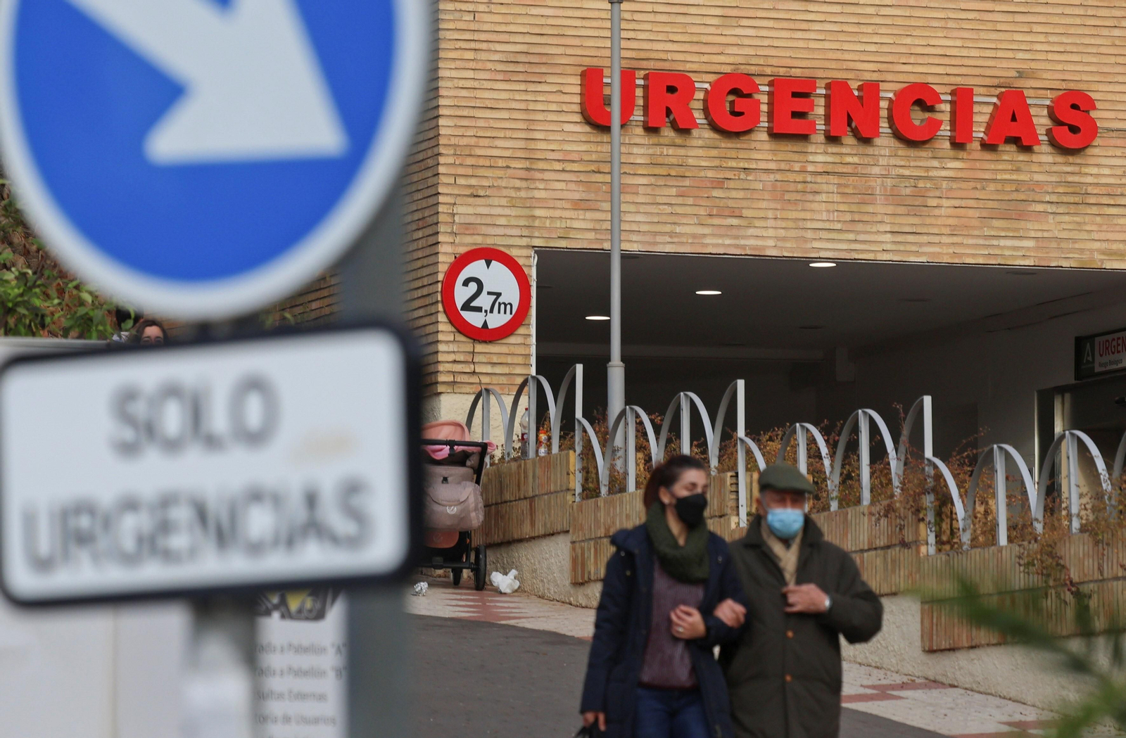 Dos personas con mascarilla en las Urgencias del Hospital Regional.