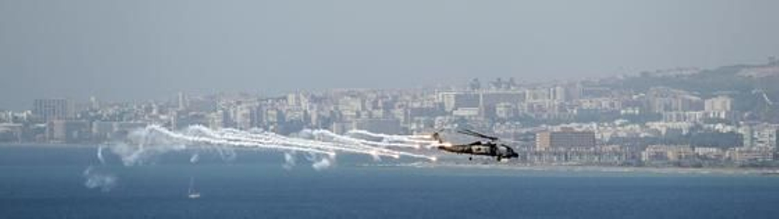 Exhibición operativa conjunta de las Fuerzas Armadas en la playa de La Malagueta

Foto: Sergio Camacho
