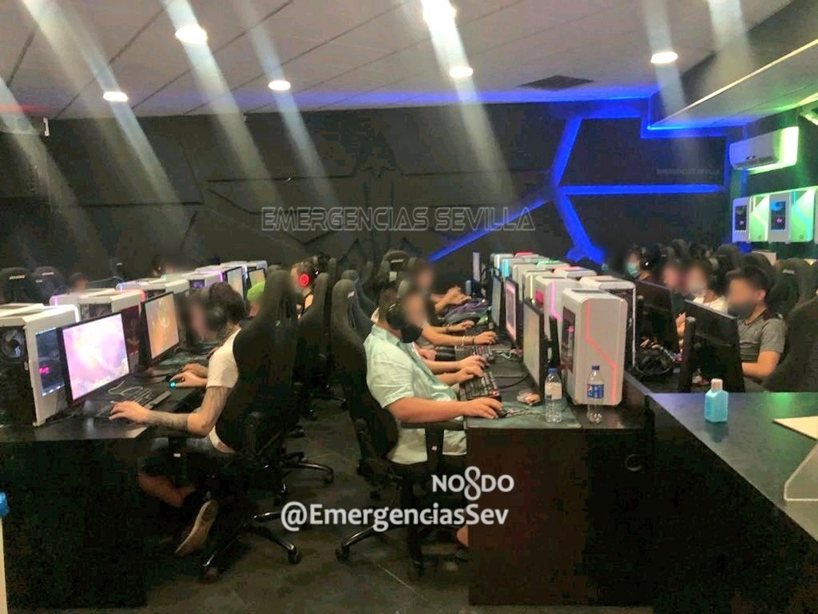 El centro de videojuegos Elite Gaming antes de ser desalojado y precintado por la Policía Local.