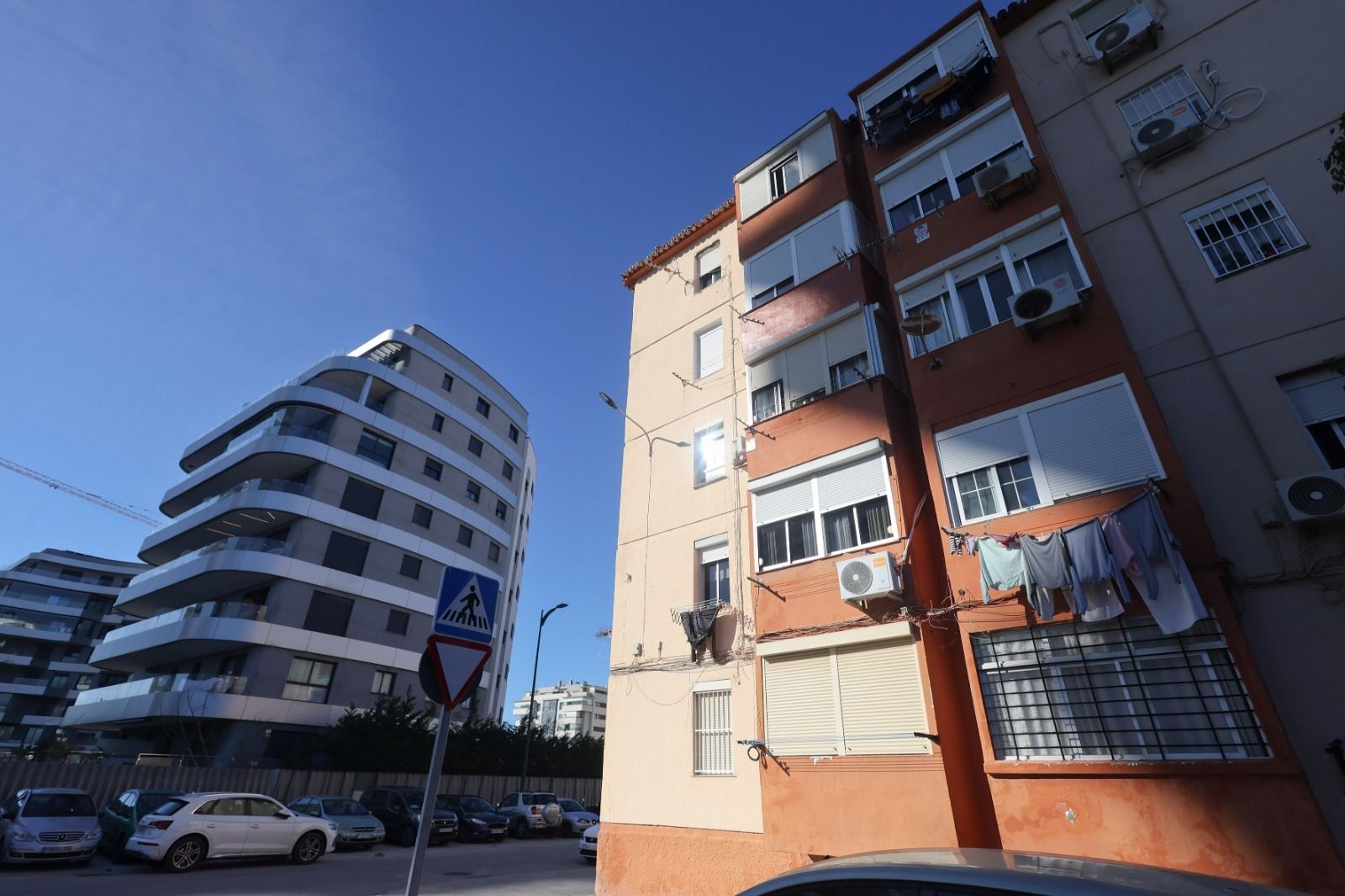 Contraste urbano en la calle Ayamonte: a la izquierda, las Málaga Towers de lujo frente al mar; a la derecha, antiguos bloques de VPO de los años 60 que reflejan la desigualdad residencial en Málaga.