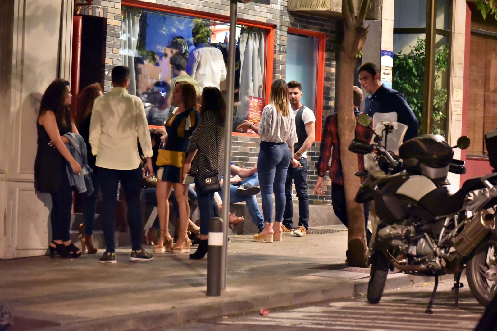 Varias personas charlan a las puertas de un pub de la calle Trafalgar.