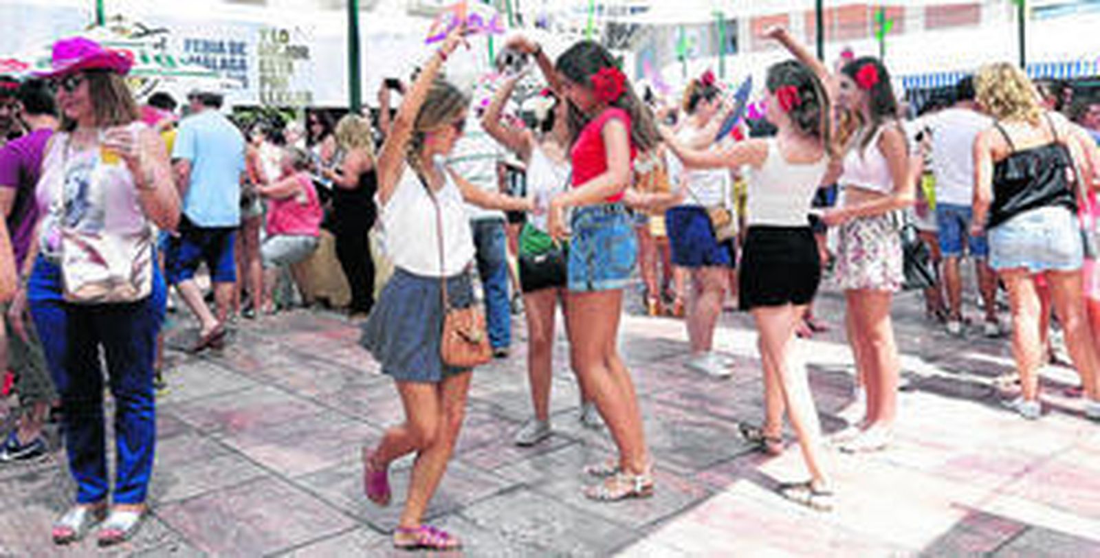 El baile no falta en la Plaza de la Constitución: cada uno pone su arte.