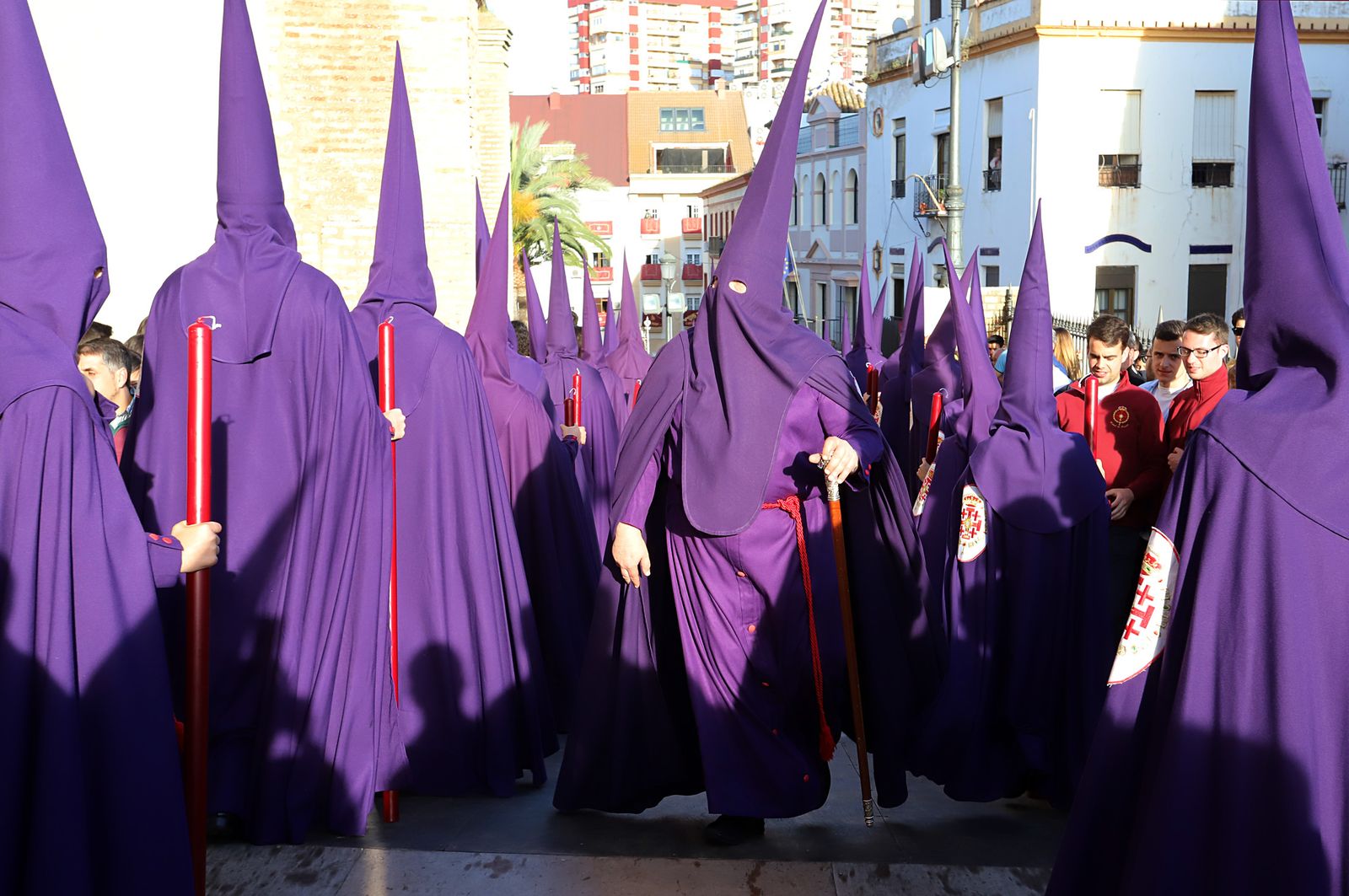 Cortejo procesional de la cofradía de Pasión a su salida del templo.