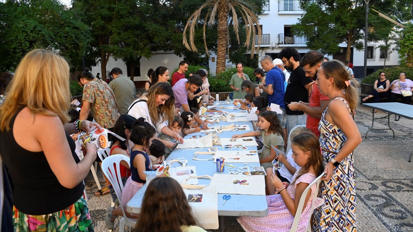 Participantes en el taller de collage de la Noche del Patrimonio