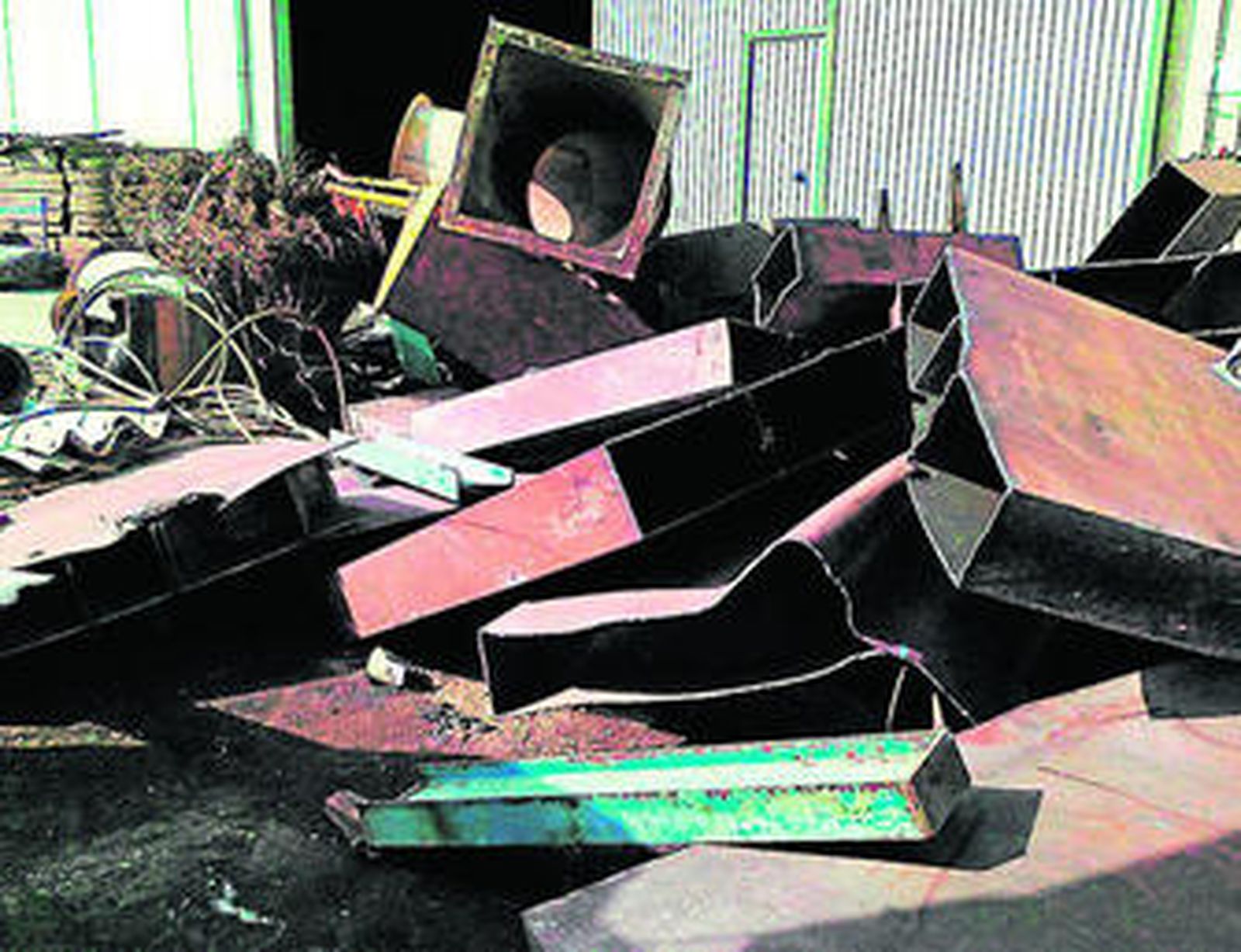 Estado en que se encontraron las piezas de acero de la escultura en un desguace.
