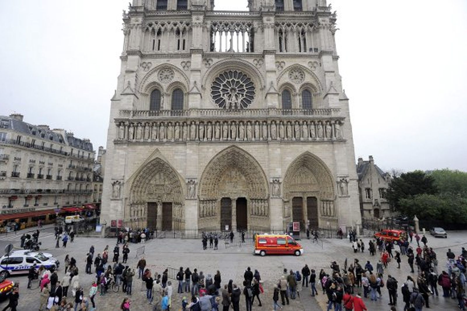 Un hombre se pega un tiro ante el altar de la catedral de Notre-Dame