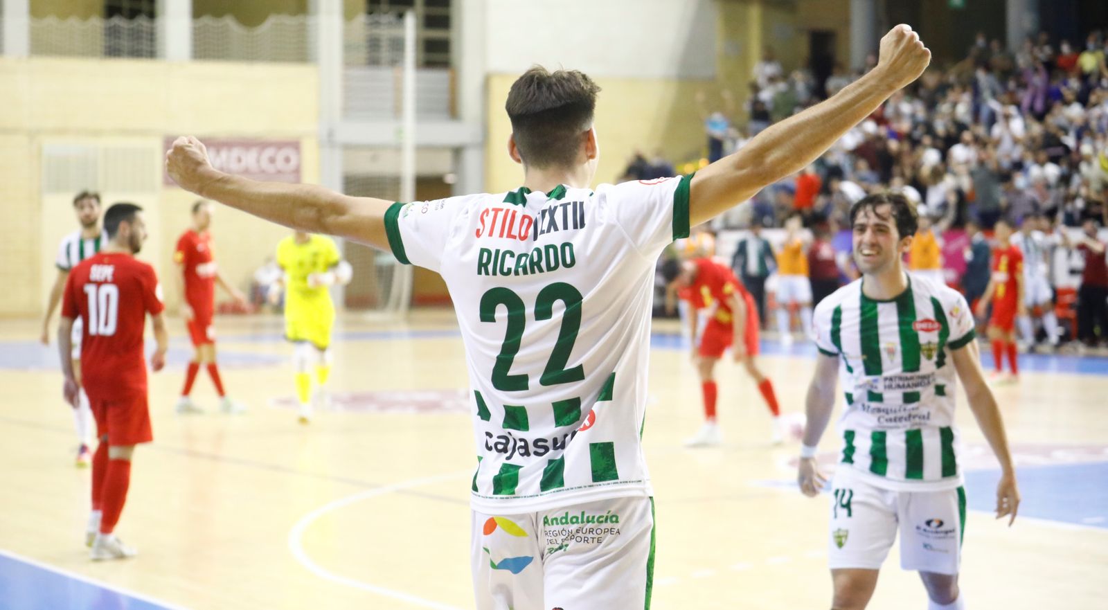 Ricardo Mayor y Pablo del Moral celebran uno de los goles del Córdoba Futsal al Industrias Santa Coloma.