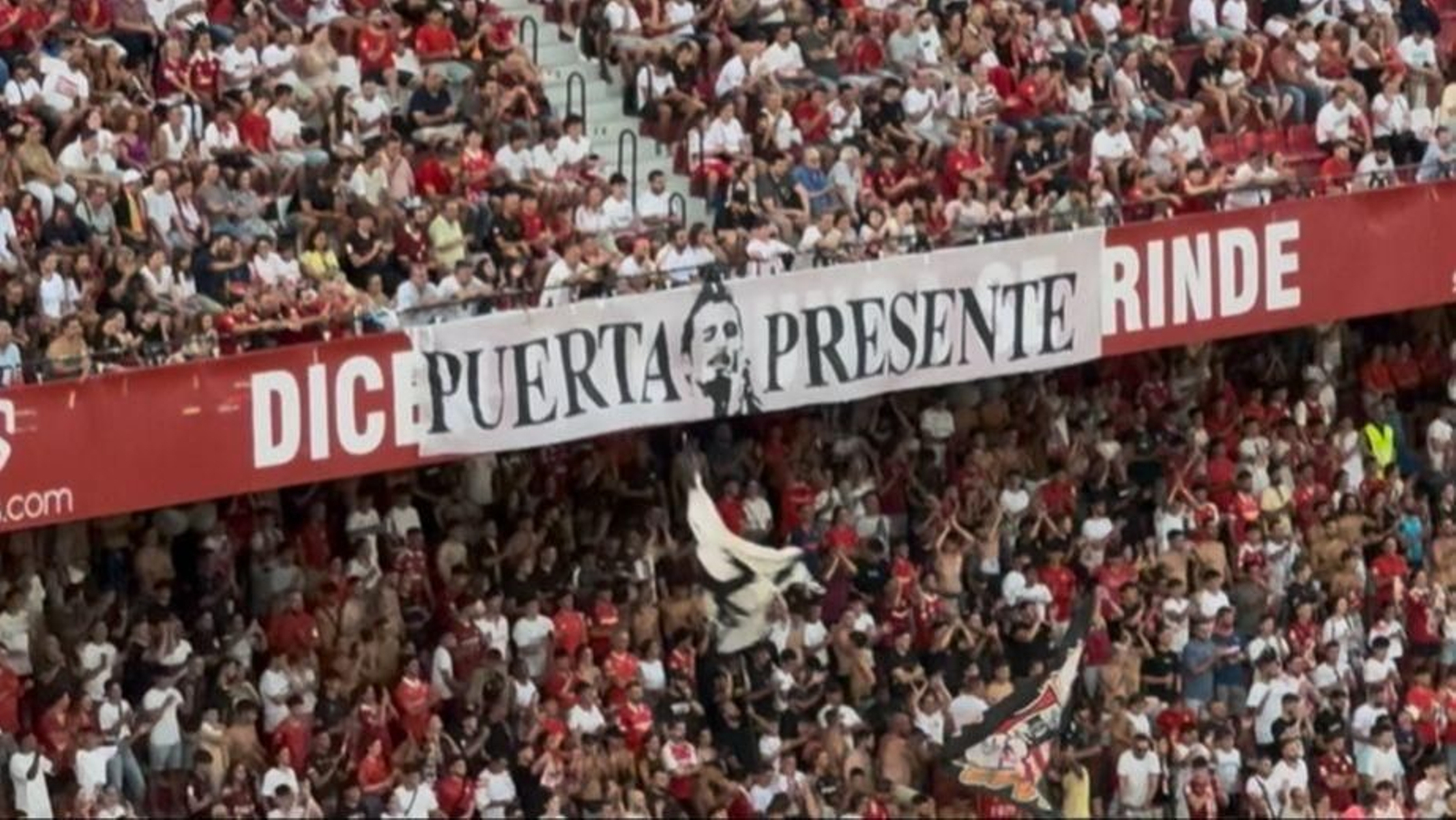 Pancarta "Puerta Presente" desplegada en el Gol Norte del Ramón Sánchez-Pizjuán durante el Trofeo Antonio Puerta