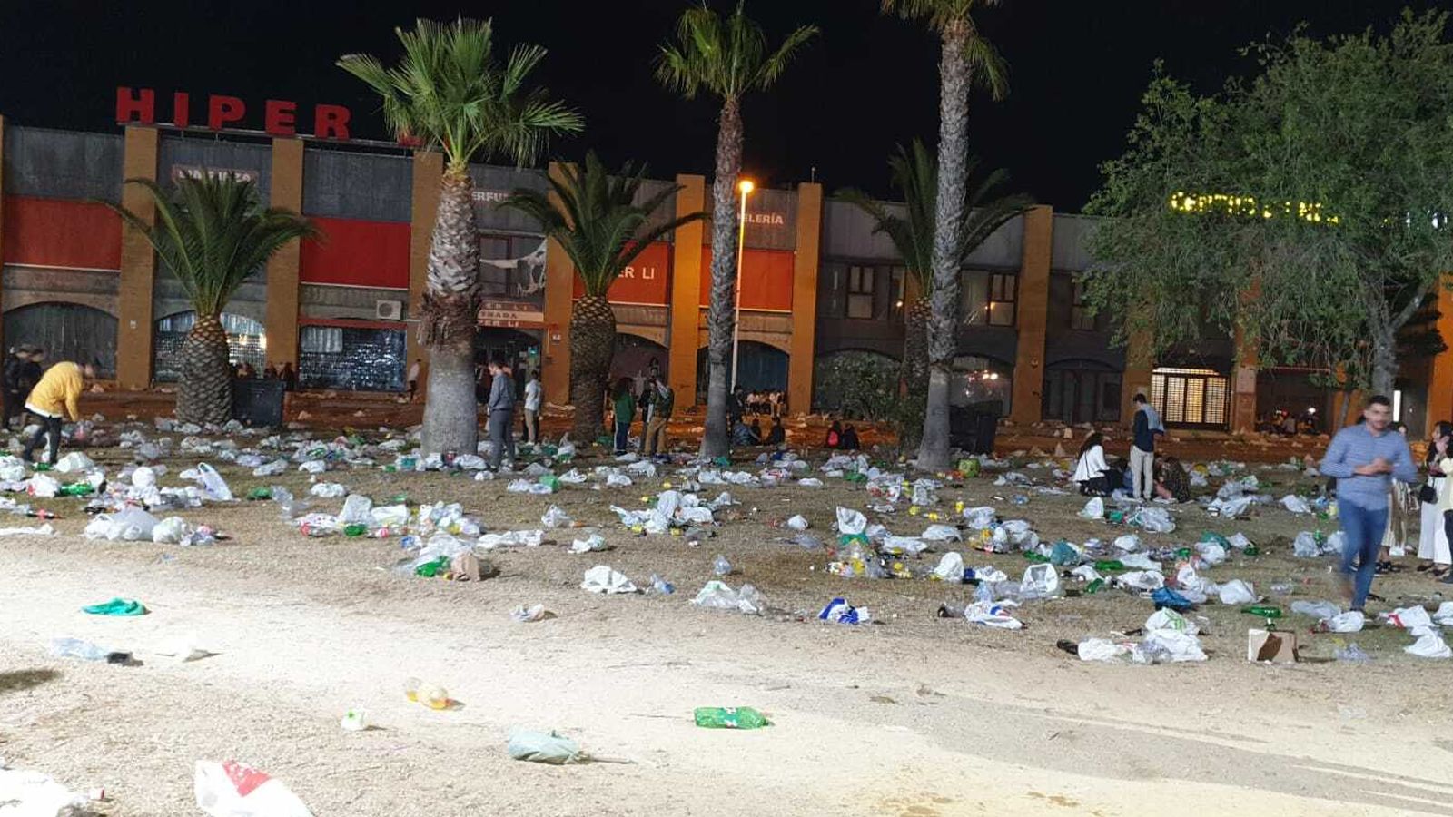 Estado en el que queda cada día la entrada principal al recinto ferial tras el botellón que se lleva a cabo en esta zona.