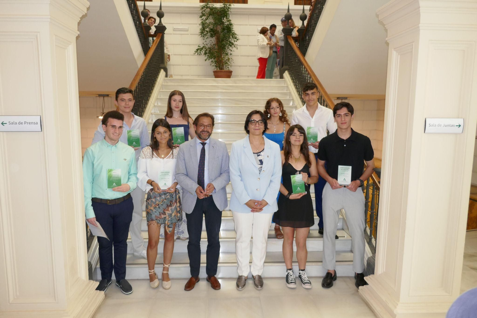 Alumnos granadinos galardonados con los Premios Extraordinarios de Bachillerato Alumnos granadinos galardonados con los Premios Extraordinarios de Bachillerato