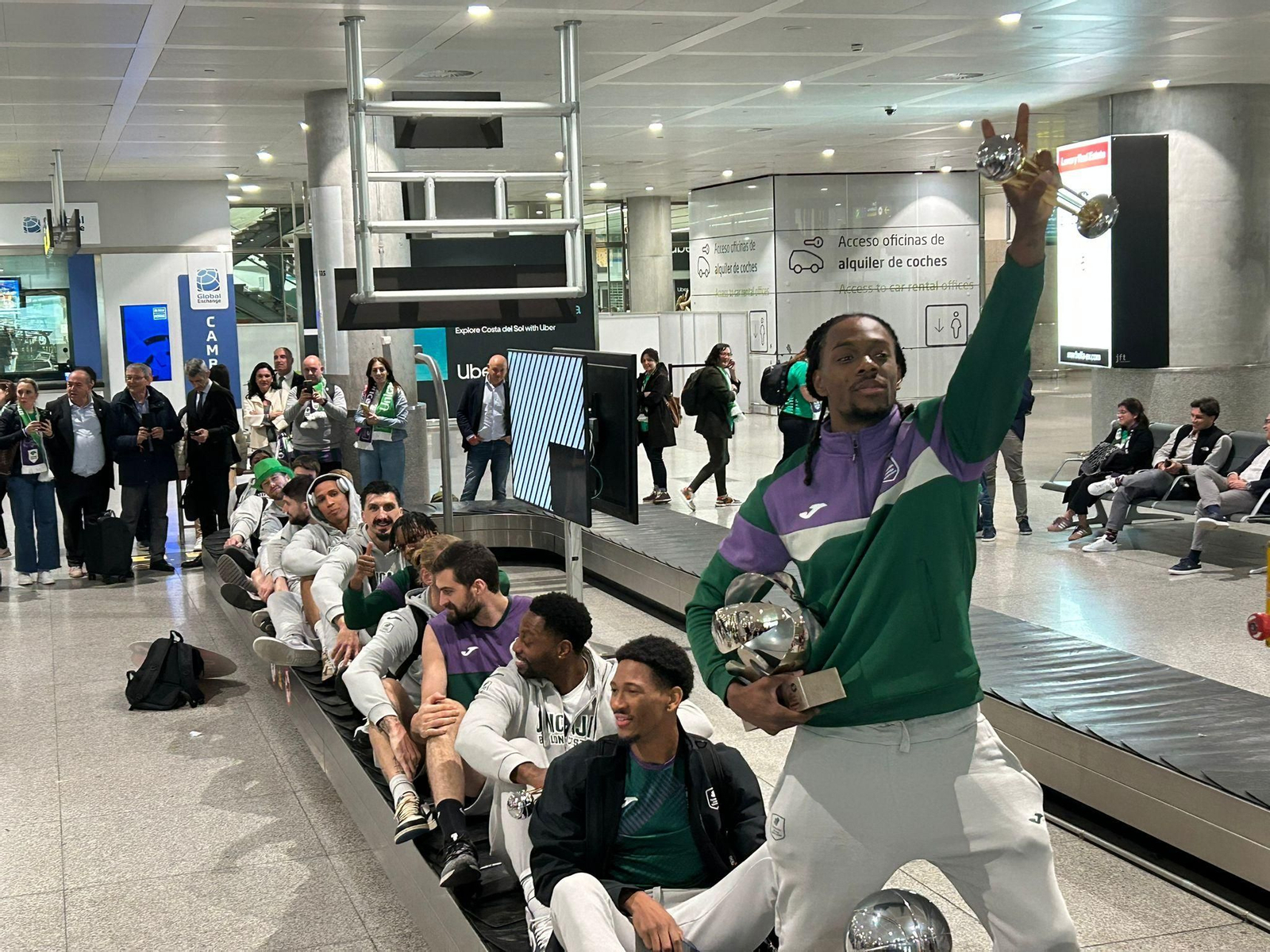 Alegría en la llegada del Unicaja al aeropuerto