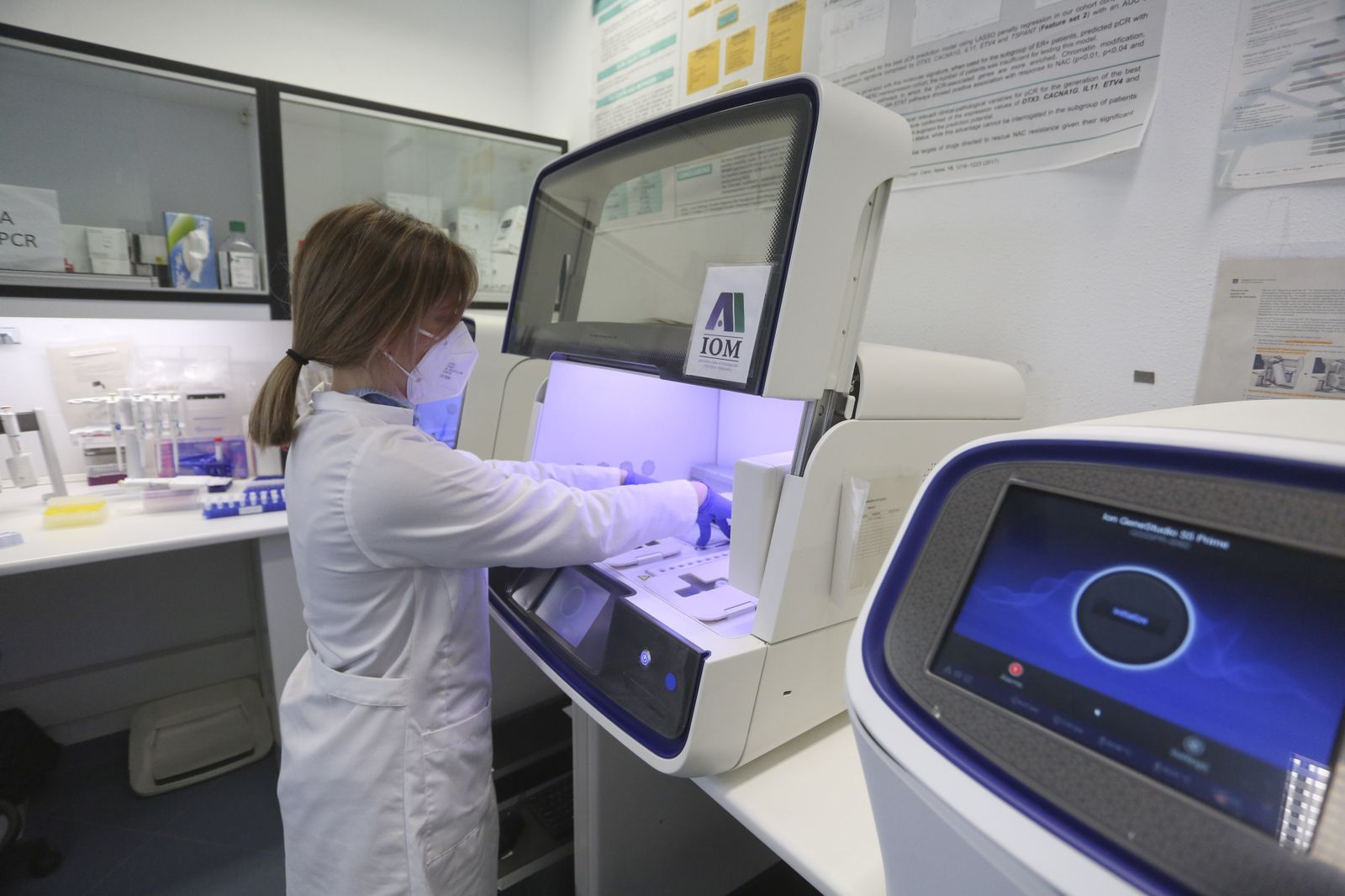 Una investigadora en el Centro de Investigaciones Médico Sanitarias de la Universidad de Málaga.