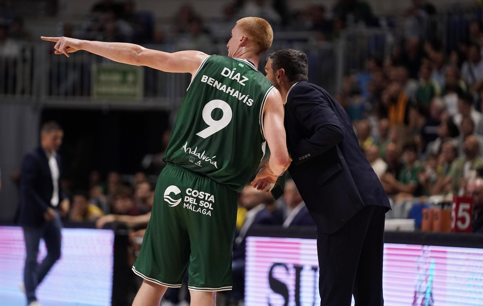 El capitán charla con Ibon Navarro