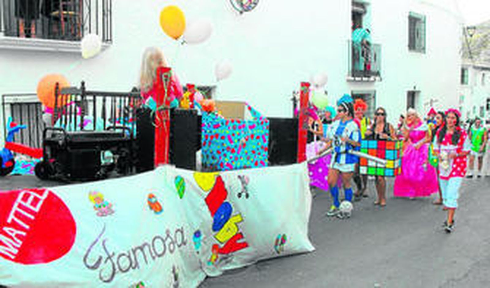 Una de las carrozas caseras que pasearon por las calles en la pasada edición del desfile de carrozas.