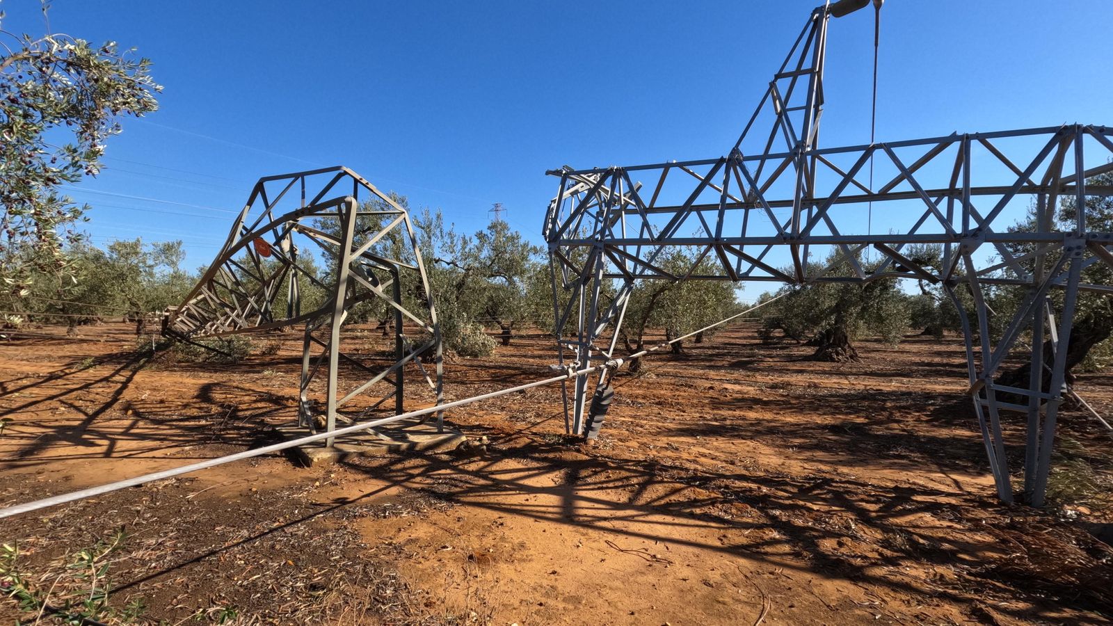 Otra torre eléctrica rota en Alcalá de Guadaíra por la borrasca