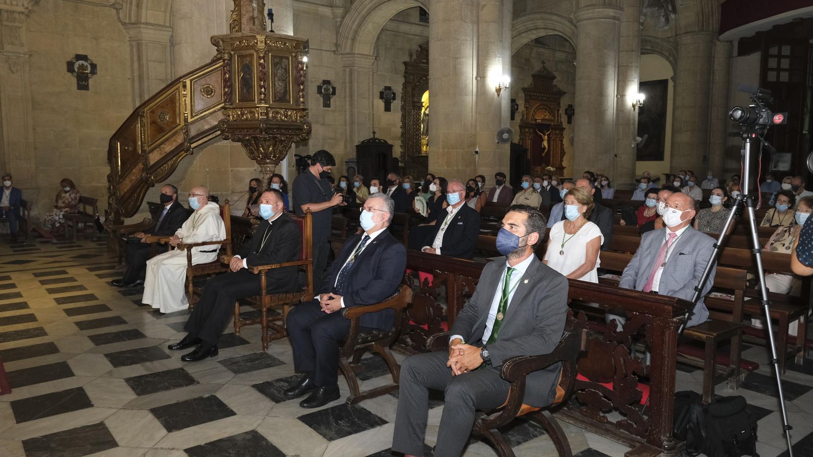 Los fieles acudieron al pregón por la Virgen del Mar.