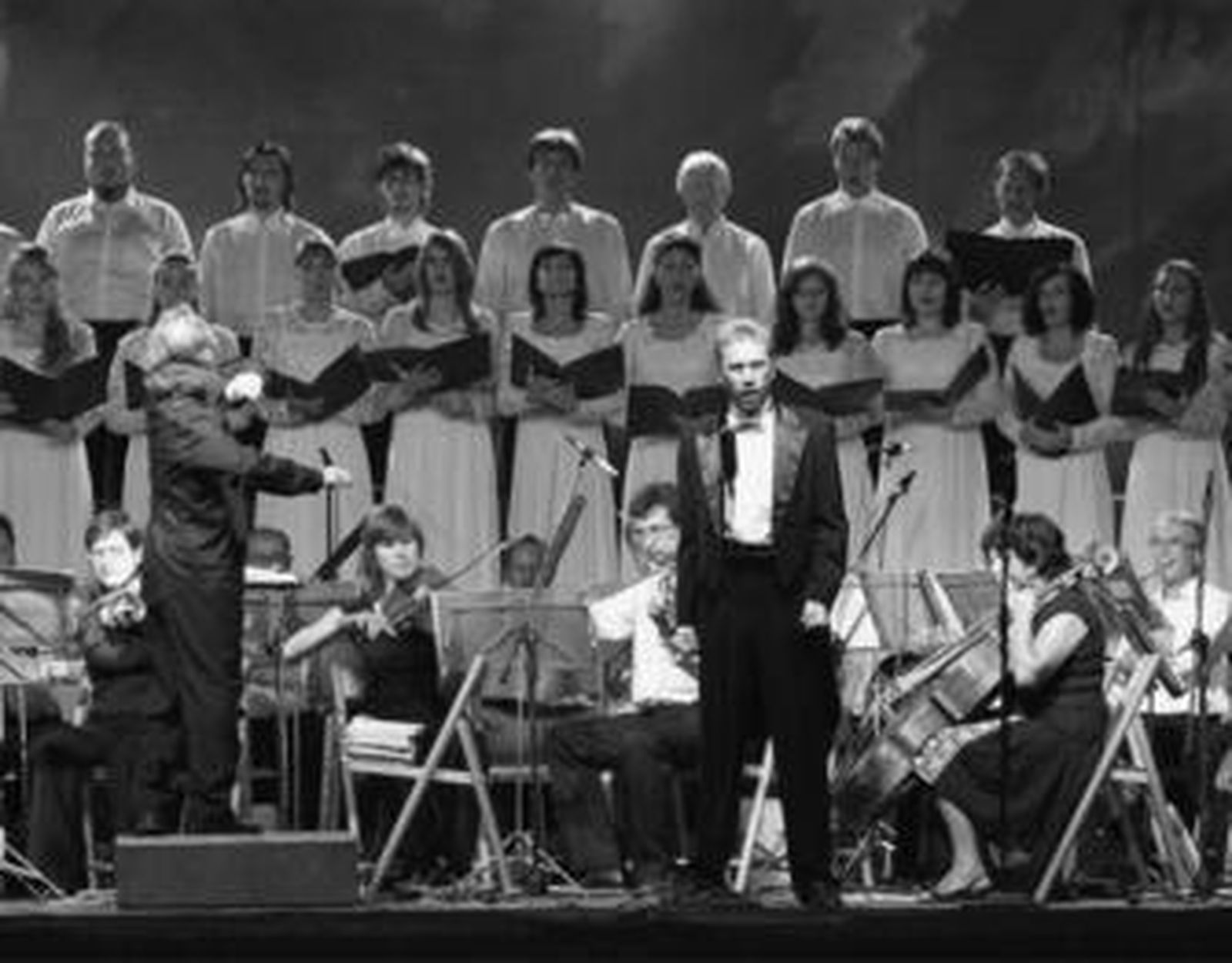 Imagen del concierto en homenaje a Lucciano Pavarotti, ayer en el parque María Cristina.