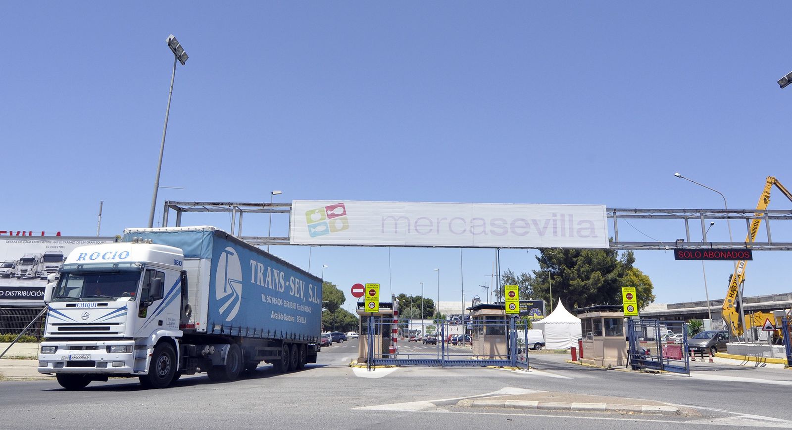 Un camión sale por la puerta principal de Mercasevilla.