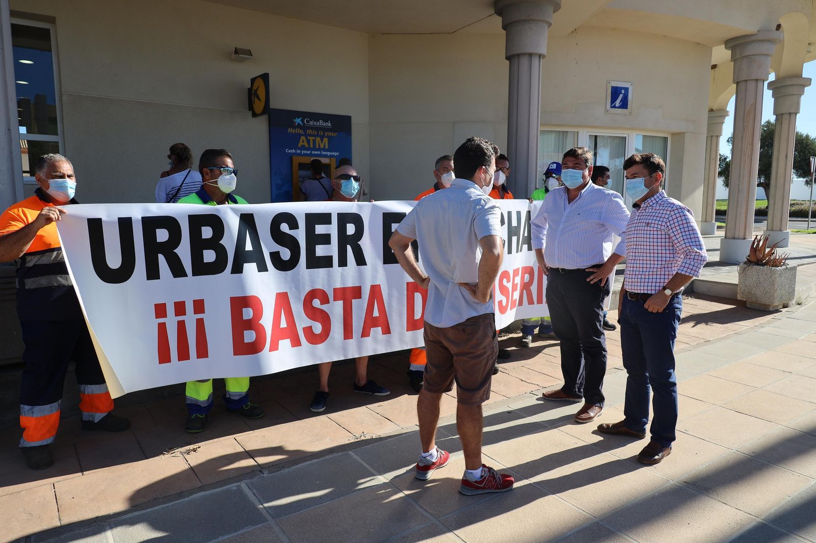 Concejales del Gobierno municipal de Rota, en la protesta de estos trabajadores de Costa Ballena.