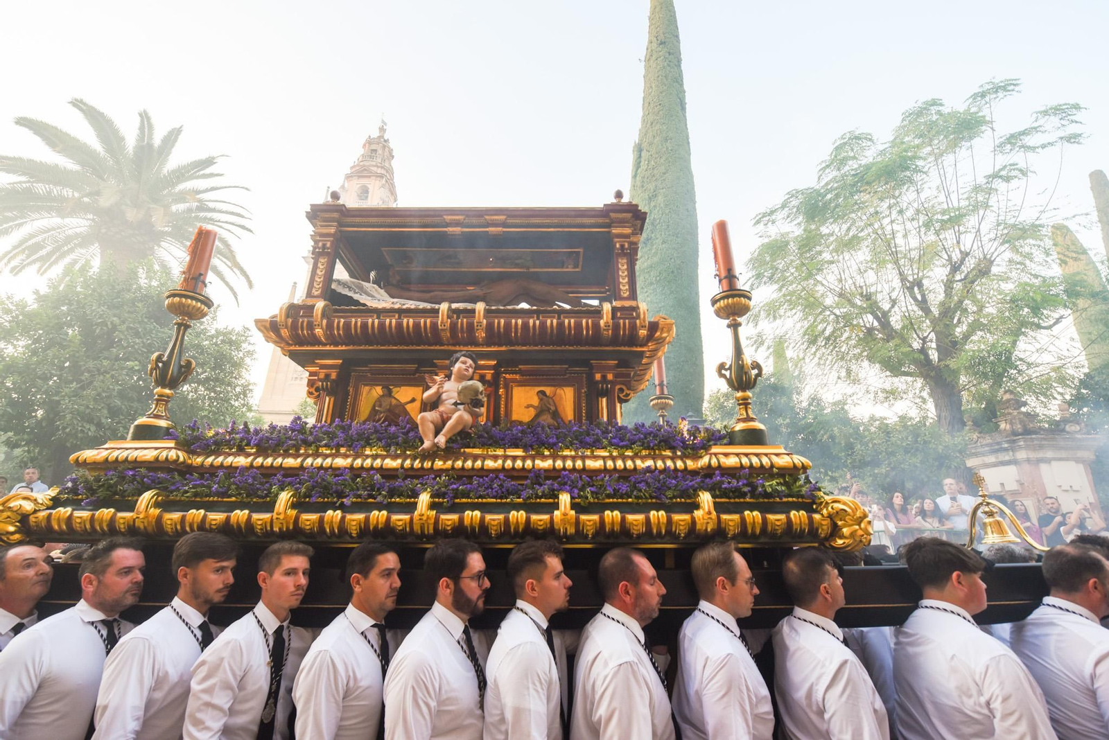 El traslado del Sepulcro de El Carpio tras el Magno Vía Crucis de Córdoba, en imágenes