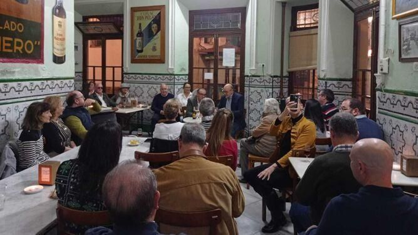 Numeroso público asistió a la presentación en el Bar Vicente-Los Pepes.