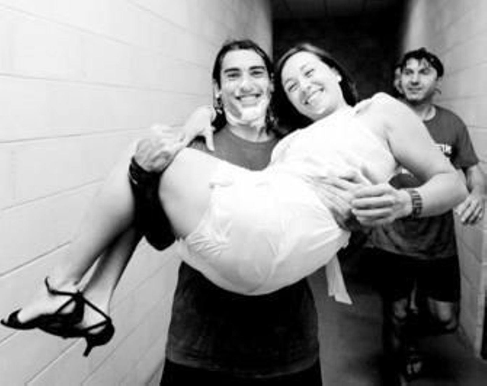 Toni Bernal coge en brazos a su novia Esther el día del ascenso del Roquetas.