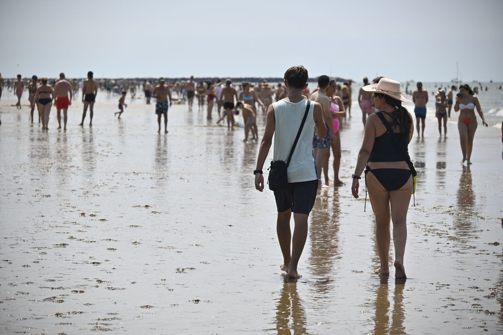 Ambiente en la playas de Huelva este sábado 22 de julio, en imágenes