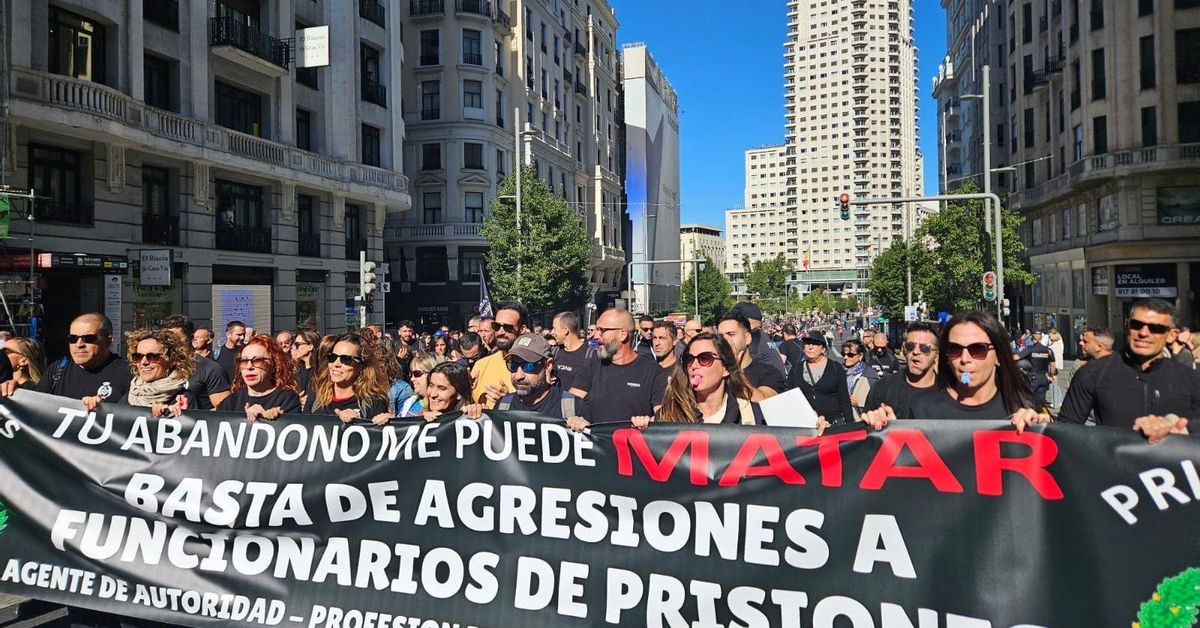 Funcionarios de prisiones de Málaga protestan ante el Congreso por los  "incumplimientos" de Marlaska