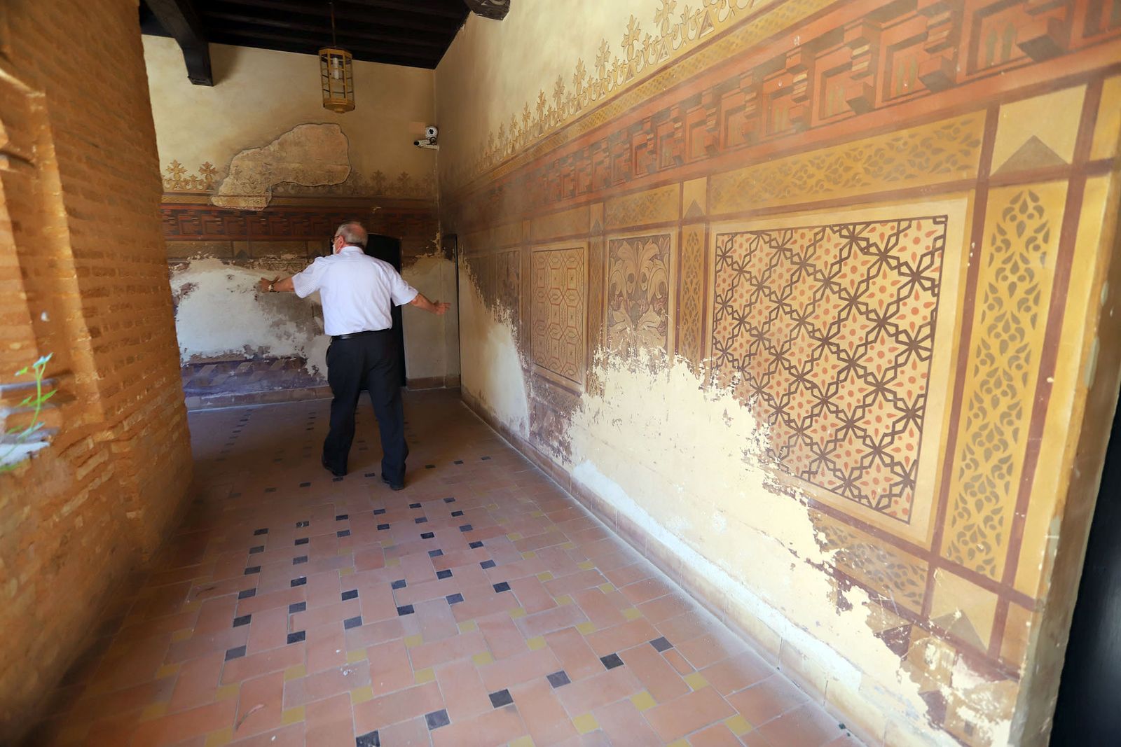 El prior de La Rábida muestra la gran pérdida de las pinturas del friso.