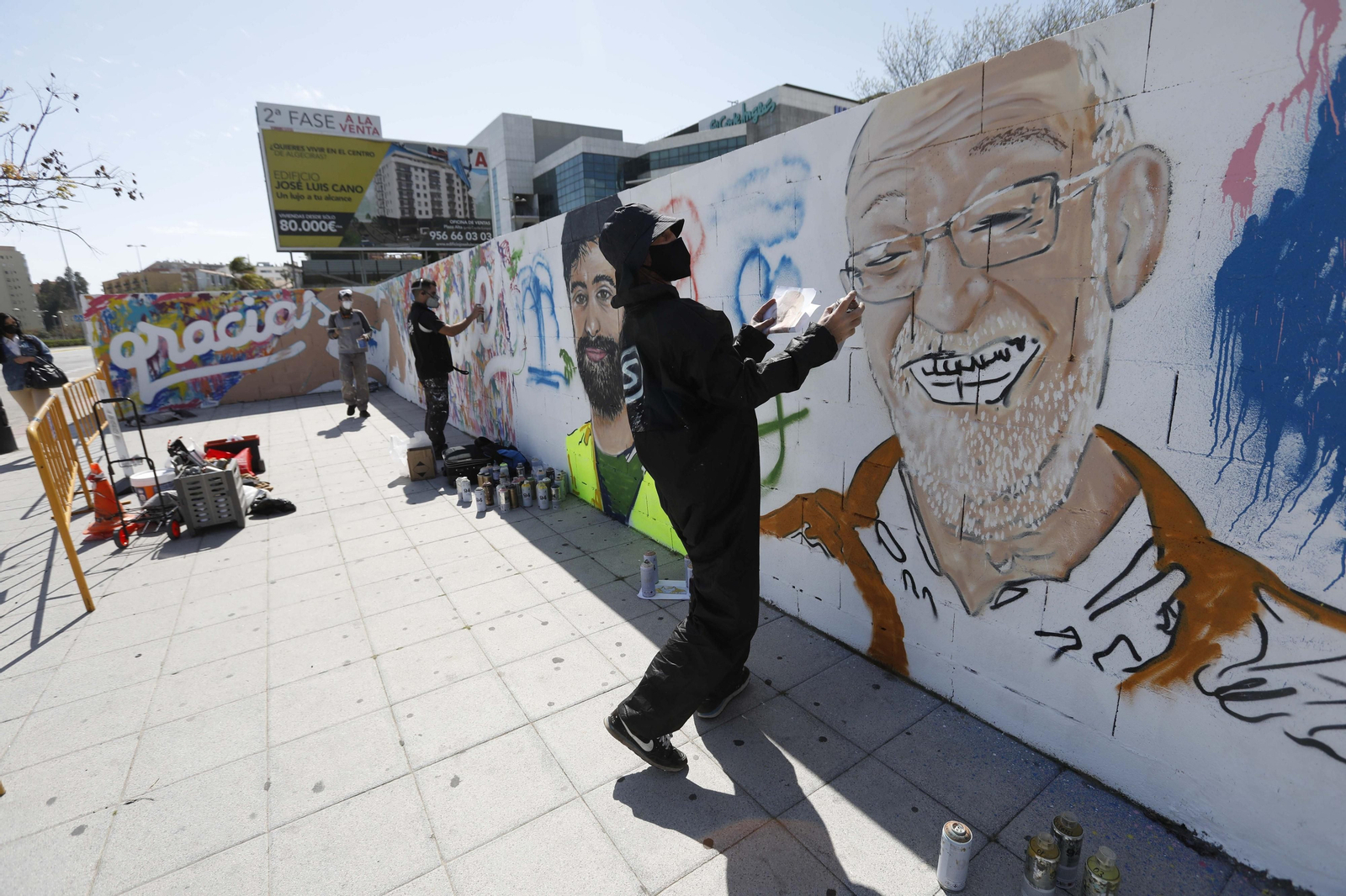 Fotos del mural de agradecimiento a los colectivos de primera línea ante el Covid en Algeciras
