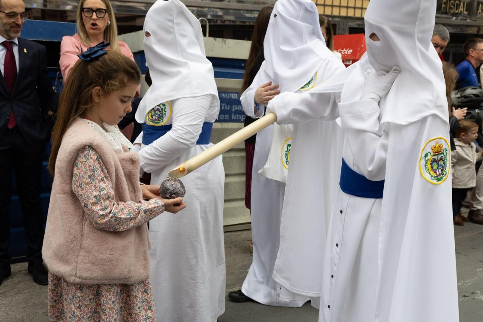 Los jiennenses se echan a la calle para presenciar la primera de las procesiones de la jornada: la Borriquilla (I)