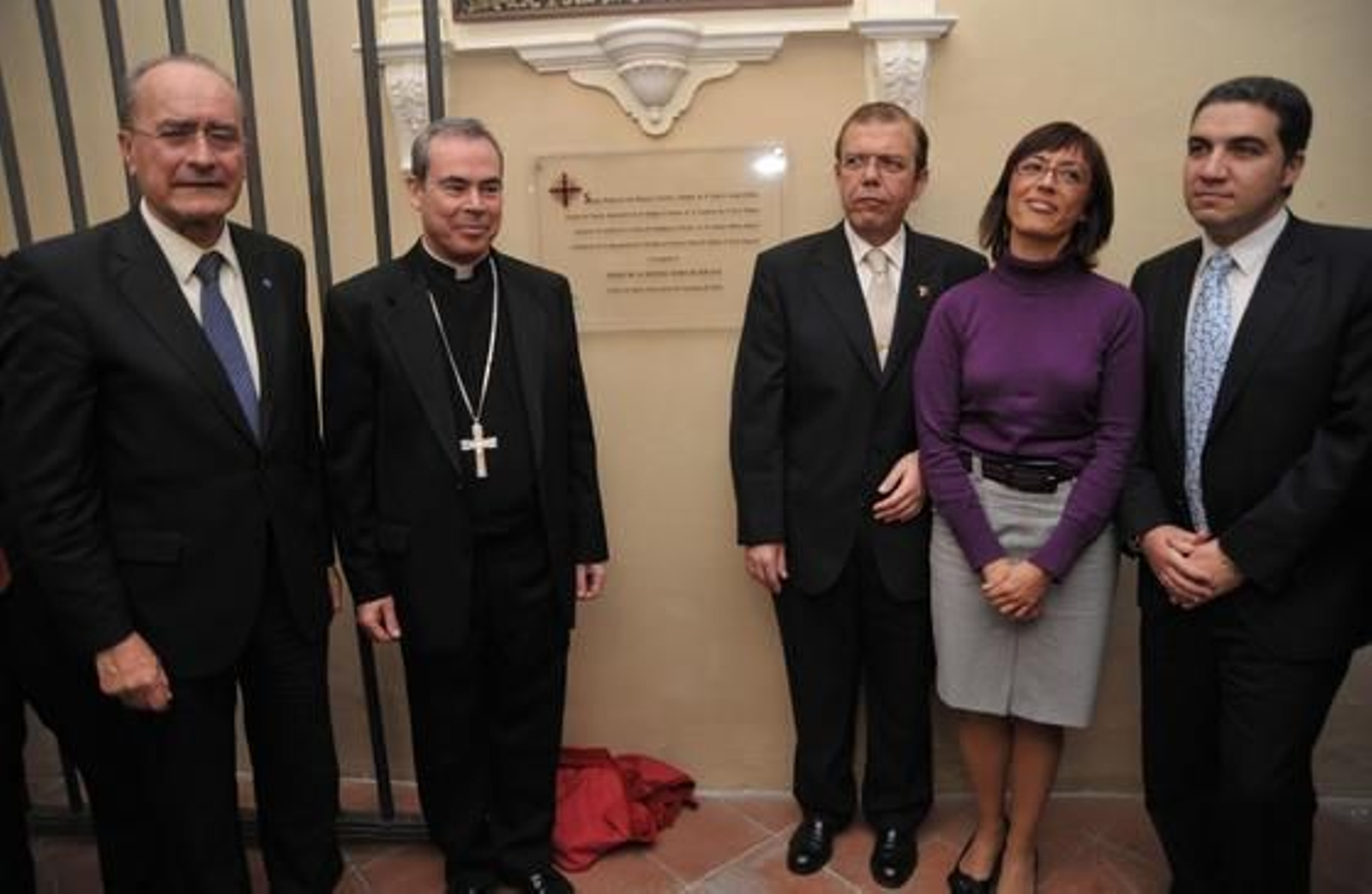 El obispo, Jesús Catalá; el alcalde, Francisco de la Torre, el presidente de la Agrupación de Cofradías, Rafael Recio; la delegada del Gobierno andaluz, María Gámez; y el concejal de Turismo, Elías Bendodo, este jueves, junto a la placa conmemorativa del Museo de la Semana Santa de Málaga. / Punto Press