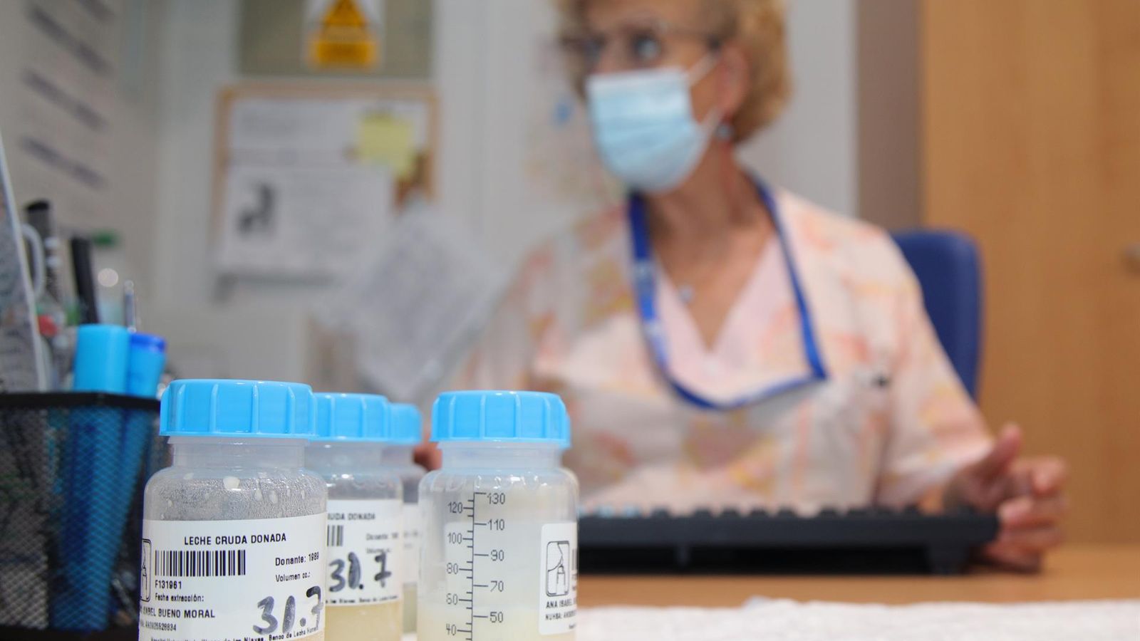 Recipientes de la leche donada al Banco de Leche Materna del Hospital Virgen de las Nieves de Granada, el primero que se puso en marcha en Andalucía