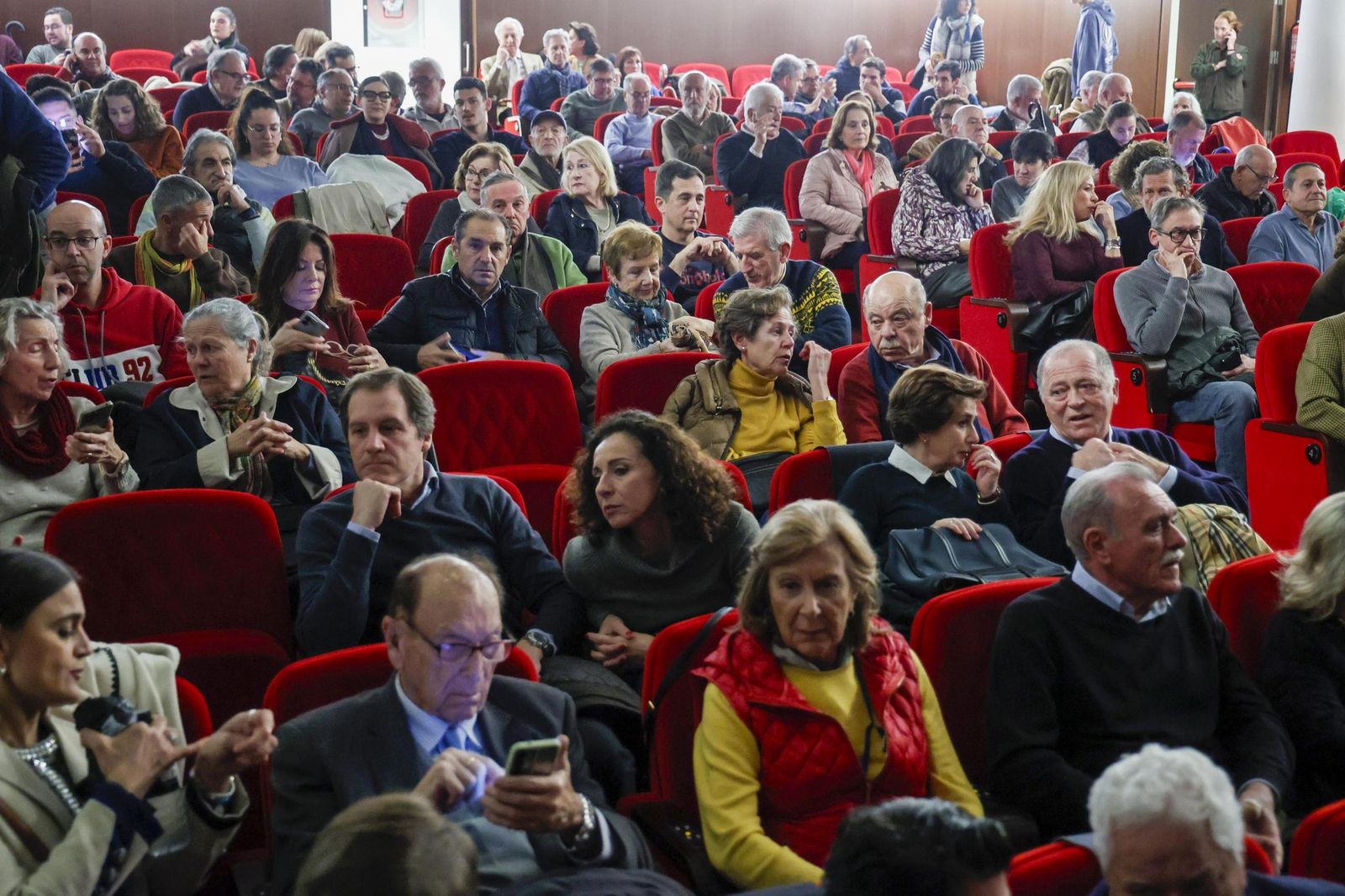 Las imágenes de la tertulia "Dialogos de Cuaresma"