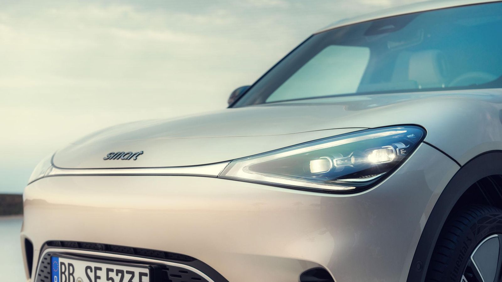 Uno de los aspectos más destacados del Smart #1 es su diseño. En su frontal inspirado en un tiburón, los faros están unidos por una tira de luz.
