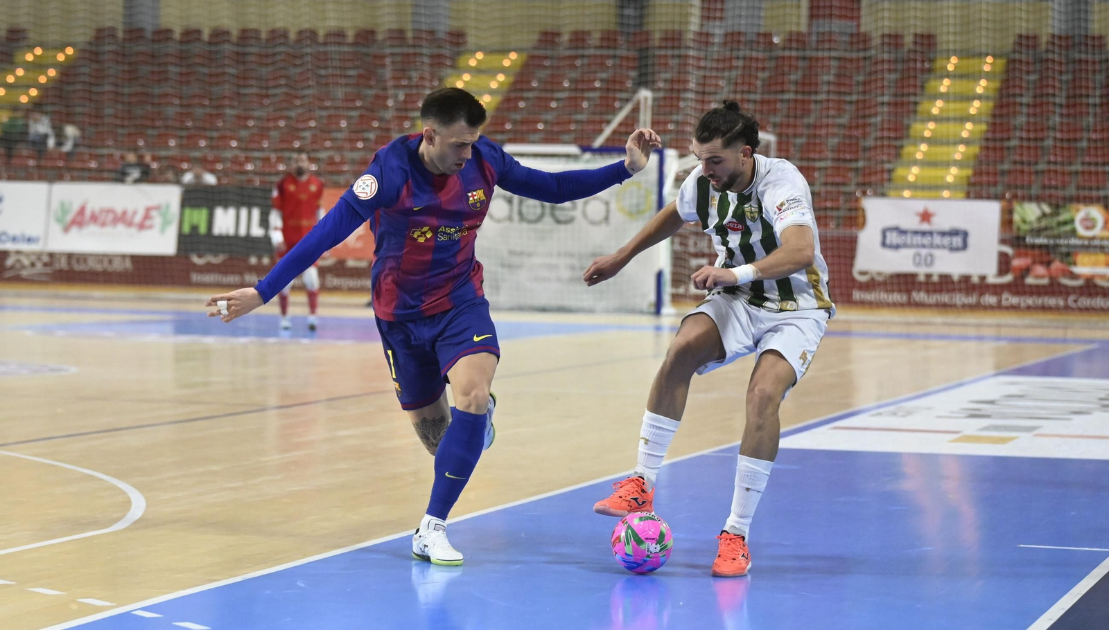 Las mejores fotos del ambiente en Vista Alegre para el Córdoba Futsal - Barça
