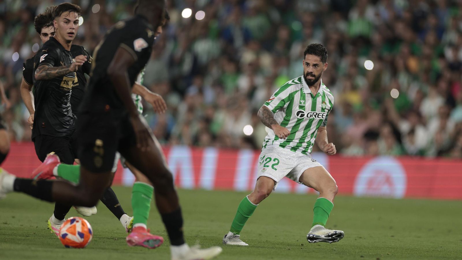 Isco le da el pase de gol a Antony entre jugadores del Valencia.