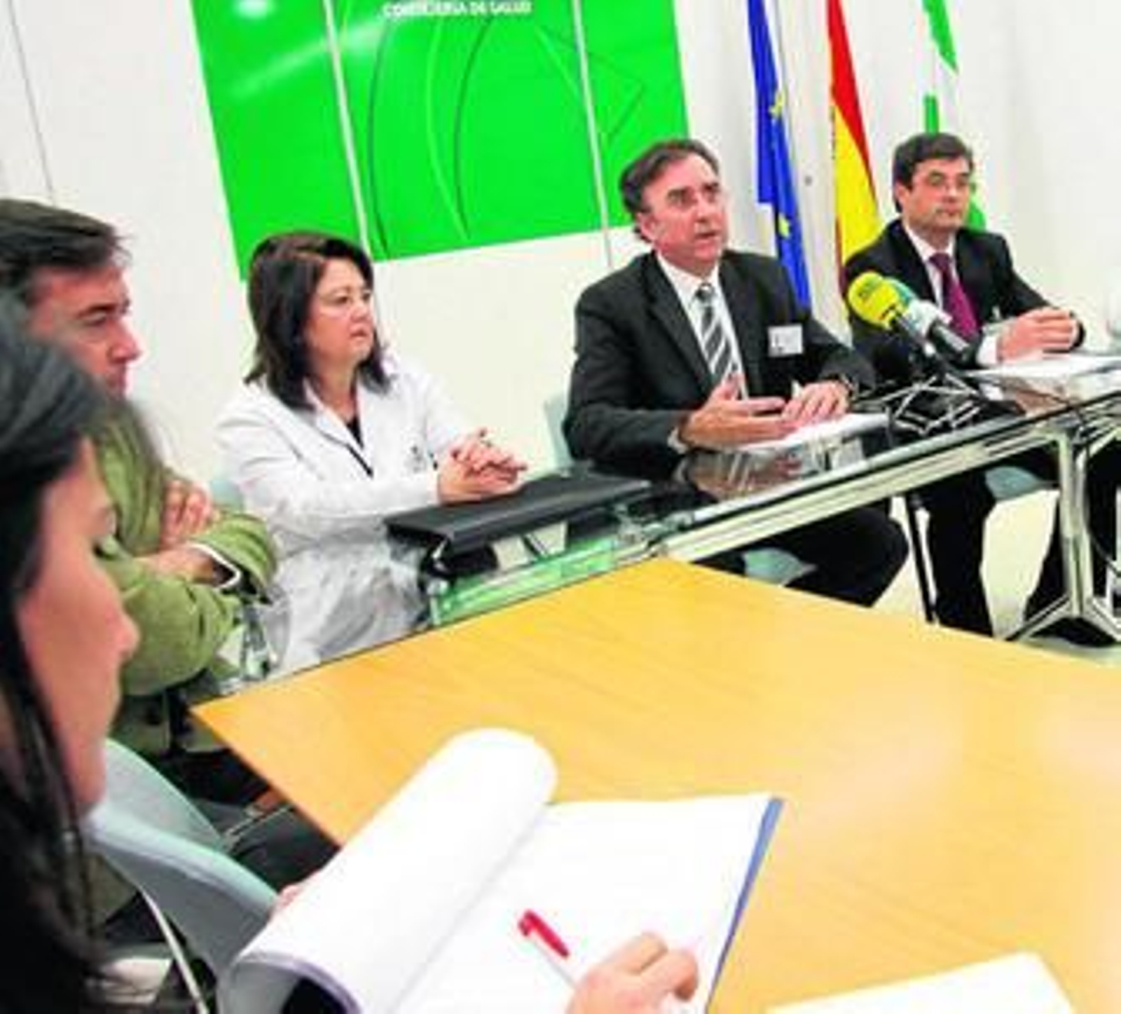El gerente del Clínico (centro), ayer en la rueda de prensa junto a otros miembros de la dirección. El gerente del Clínico (centro), ayer en la rueda de prensa junto a otros miembros de la dirección.