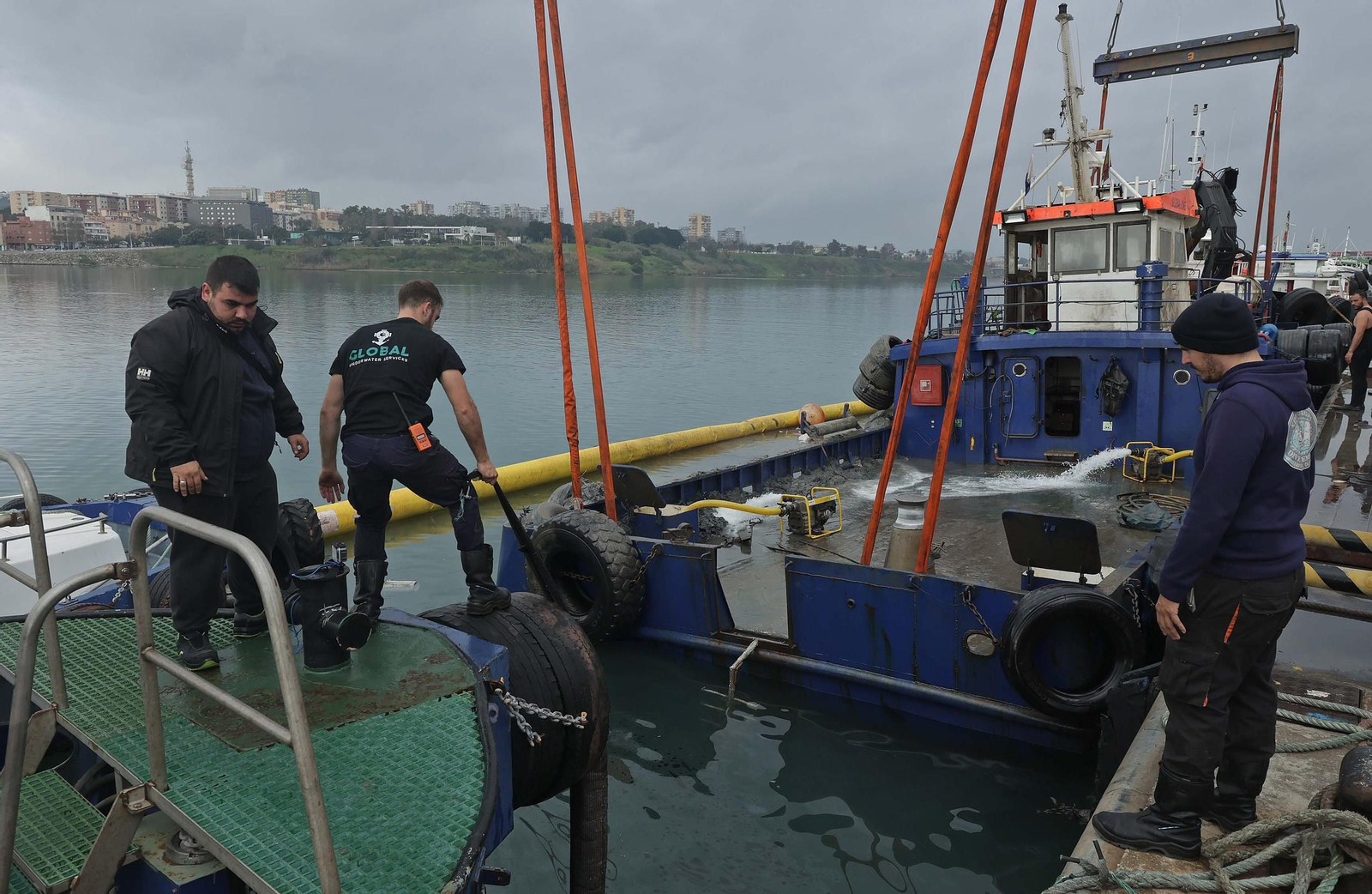 Fotos del reflote del Global One en el puerto de Algeciras