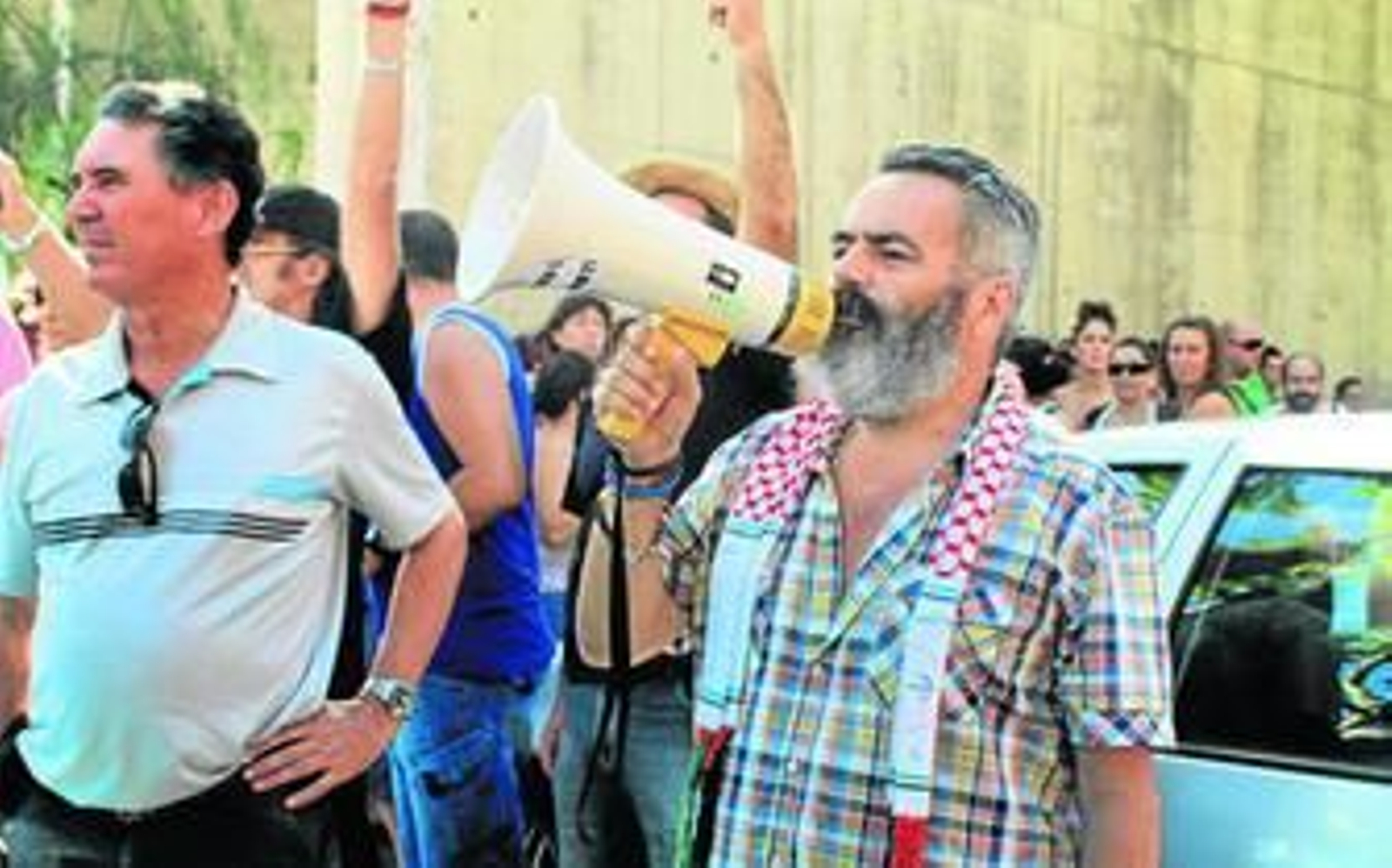 El alcalde de Marinaleda, Juan Manuel Sánchez Gordillo, con un micrófono tras el asalto al supermercado de Écija.