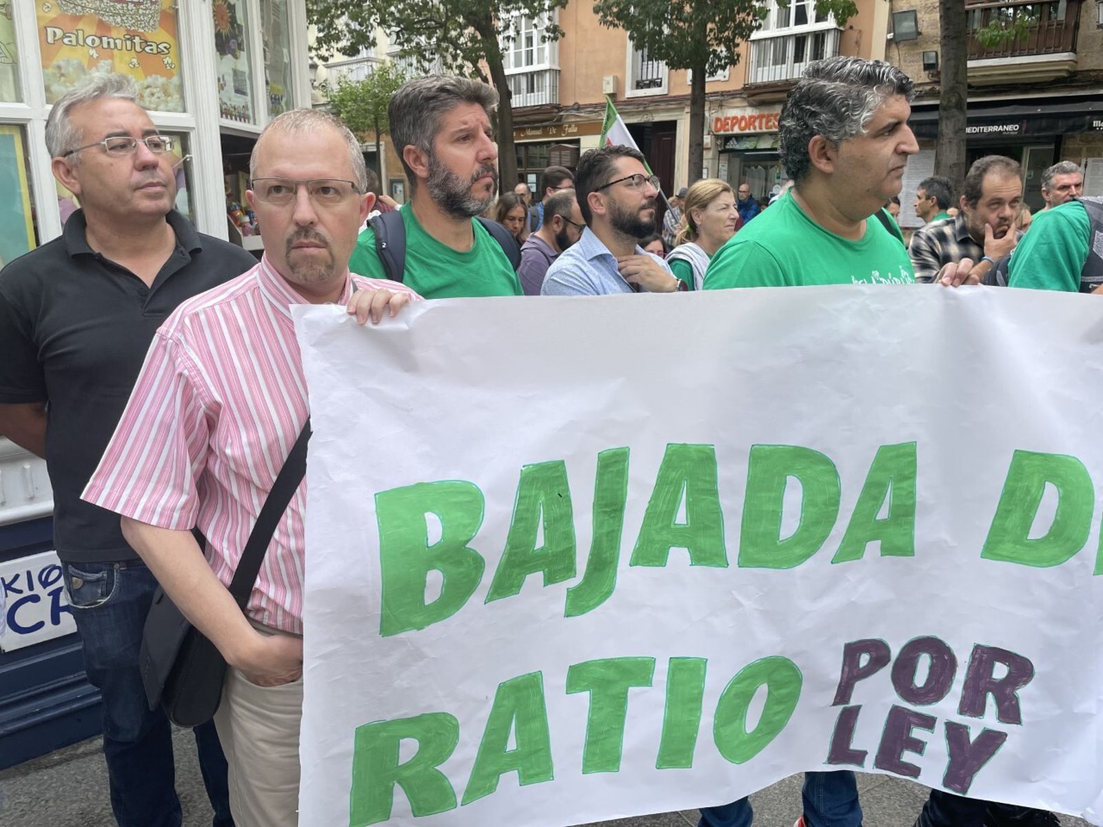 El responsable provincial de la Red de Educación de IU Cádiz, Ángel Fernández (i).