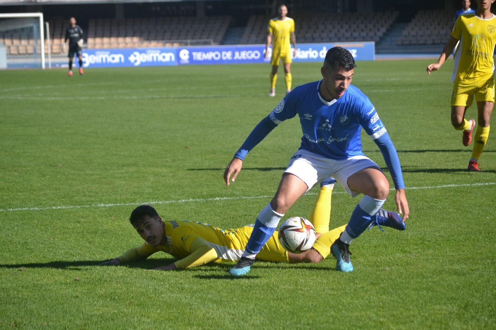 El punta del filial Sanlúcar fue la gran sorpresa de la alineción azulina.